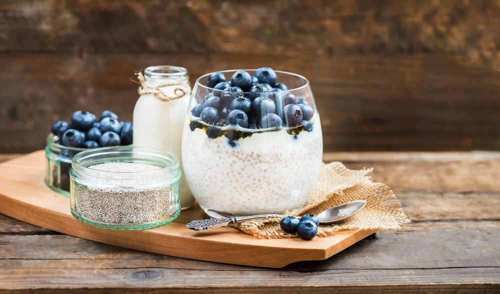 Kokos-Pudding mit Heidelbeeren und Mandelplätzchen