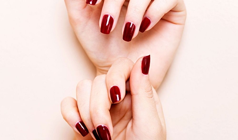 Dunkler Nagellack: Tipps & Tricks