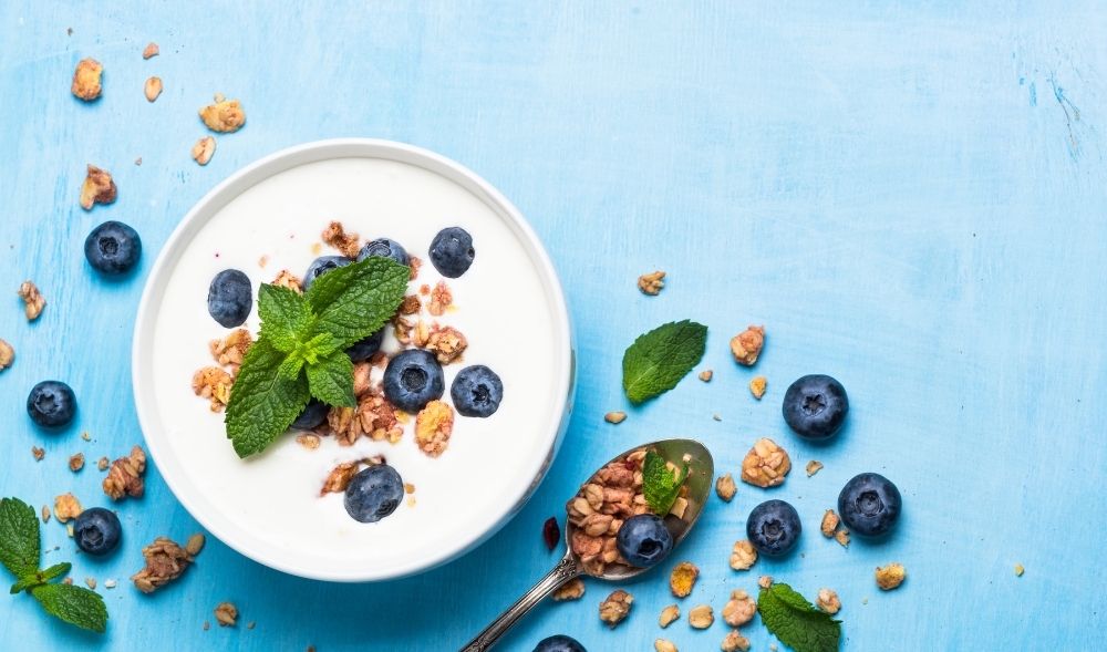 Greek Yoghurt Breakfast Bowl mit Granola