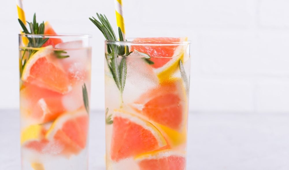 Spritzige Drinks für heiße Sommertage