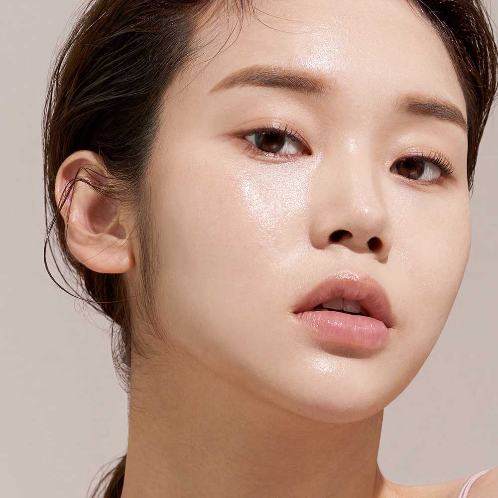 Heimish-Artless-Glow-Base-SPF-50-model-min