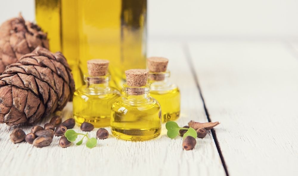 Zedernöl: Die Wunderwaffe gegen Akne und Cellulite