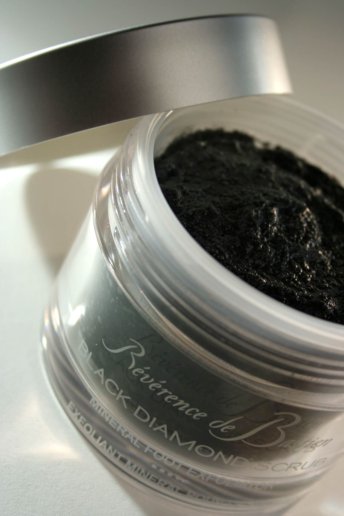 Black Diamond Scrub | Révérence de Bastien | Look Beautiful Products