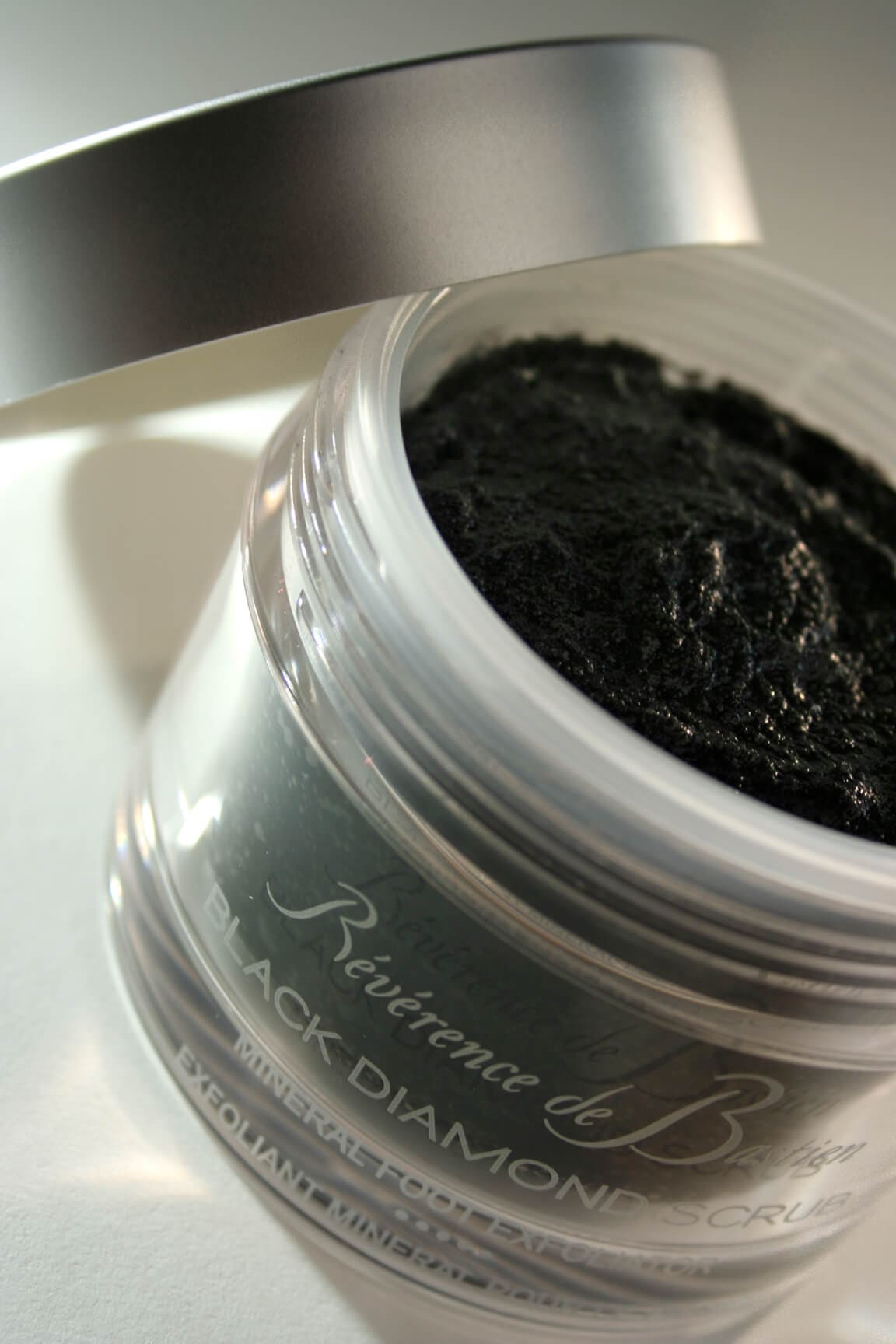 Scrub_pack_shot Black Diamond Scrub | Révérence de Bastien | Look Beautiful Products